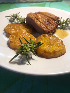 Una foto de Magret de pato de barbarie, con naranja aromatizada