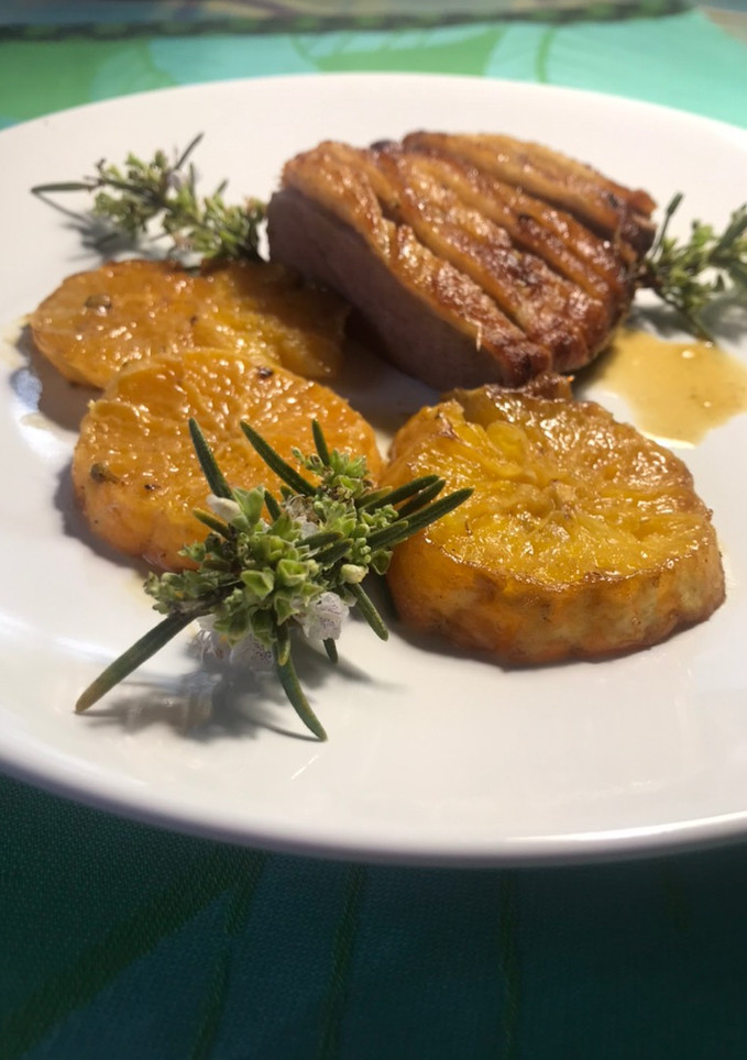 Una foto de Magret de pato de barbarie, con naranja aromatizada