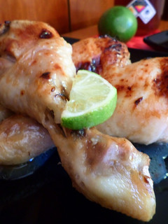 Una foto de Muslos de pollo a la miel y lima