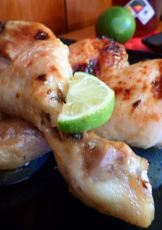 Una foto de Muslos de pollo a la miel y lima