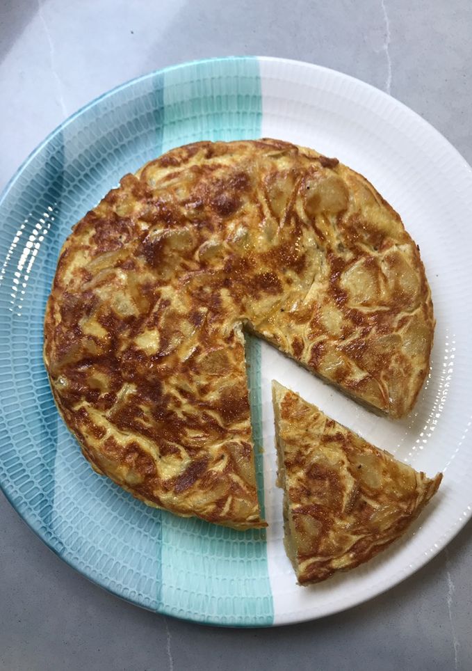 Una foto de Un clásico: Tortilla de patata con cebolla