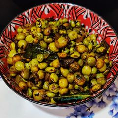 A picture of Green pigeon pea usli (stir fried lentils).