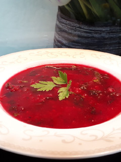 Una foto de Caldo de verdura rojo o para "vampiros"