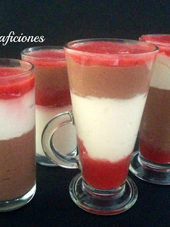 Una foto de Cheesecake de trufa, nata y fresas
