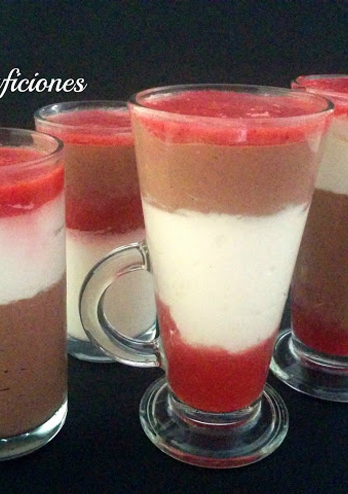 Una foto de Cheesecake de trufa, nata y fresas