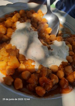 Una foto de Garbanzos con salsa kebab