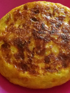 Una foto de Tortilla de patata con calabacín 🍽😋