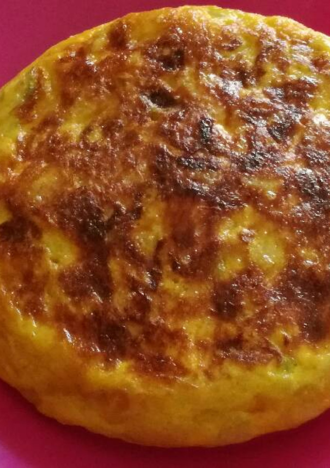 Una foto de Tortilla de patata con calabacín 🍽😋