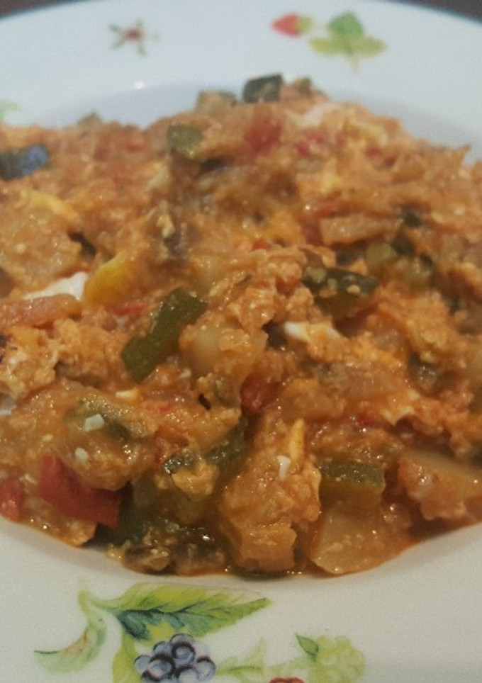 Una foto de Pisto con huevos revueltos