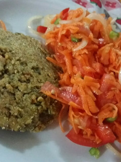 Una foto de Hamburguesas de lentejas y verduras con ensalada ❤