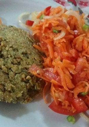 Una foto de Hamburguesas de lentejas y verduras con ensalada ❤