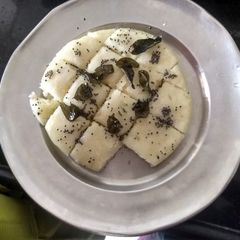 A picture of Rava Dhokla.