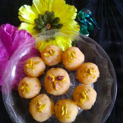 A picture of Coconut ladoo.