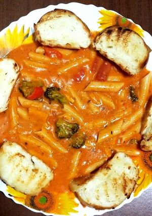 पिंक पास्ता (Pink pasta recipe in hindi) रेसिपी मुख्य फोटो