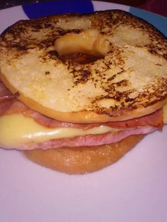 Una foto de donuts hamburguesa