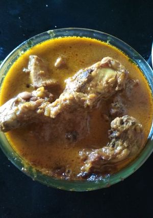 A picture of Sorshe chicken (chicken in mustard gravy).