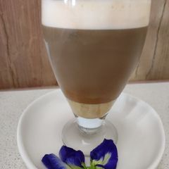 A picture of Butterfly pea flower coffee latte.