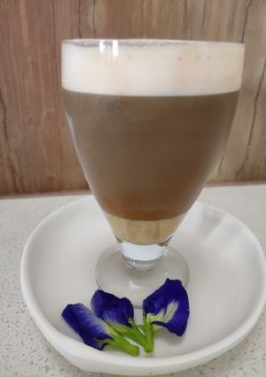 A picture of Butterfly pea flower coffee latte.