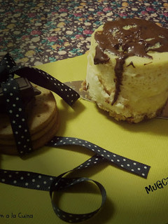 Una foto de Mug cake cheesecake de baileys y chocolate