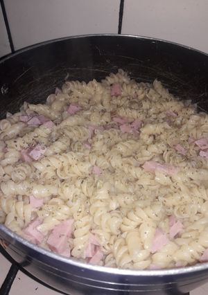 Una foto de Fideos blancos con jamón