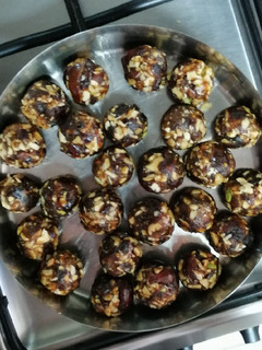 ડ્રાયફ્રૂટ ડેટ્સ લાડુ (Dryfruit Dates Ladoo Recipe in Gujarati) રેસીપી મુખ્ય ફોટો