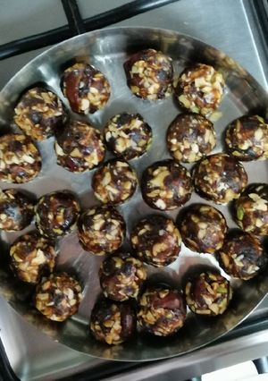 ડ્રાયફ્રૂટ ડેટ્સ લાડુ (Dryfruit Dates Ladoo Recipe in Gujarati) રેસીપી મુખ્ય ફોટો