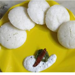 A picture of Rava Idli.