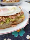 Deliciosa tostada de aguacate, atún y huevo poché