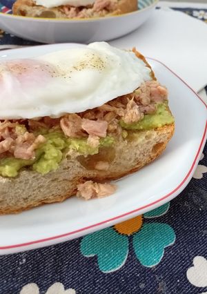 Una foto de Deliciosa tostada de aguacate, atún y huevo poché