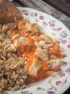 Una foto de Arroz integral con pollo y calabaza asada 🍁