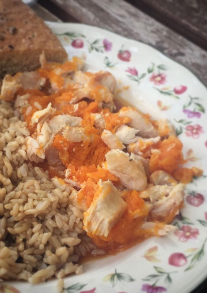 Una foto de Arroz integral con pollo y calabaza asada 🍁