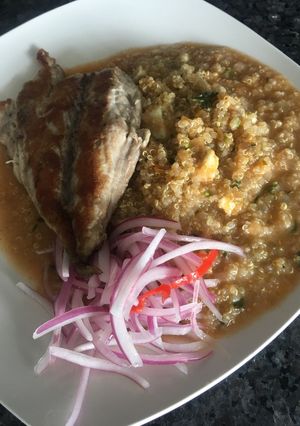 Una foto de Quinua guisada y pescado frito
