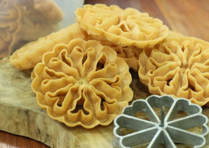 Resep: Kue matahari (kembang goyang) gurih dan renyah Murah