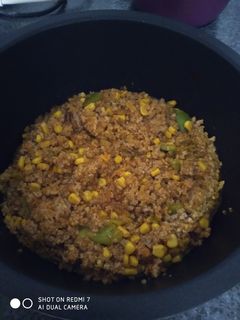 Una foto de Carne picada de cordero con maíz y quinoa al curry
