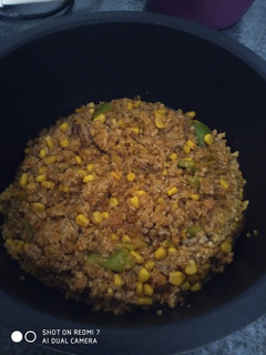 Una foto de Carne picada de cordero con maíz y quinoa al curry