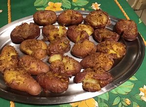 Une photo de Pommes de terre rouges croustillantes fracassées à l'ail, échalote, chapelure aux épices