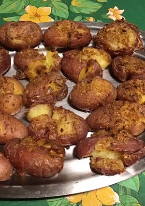 Une photo de Pommes de terre rouges croustillantes fracassées à l'ail, échalote, chapelure aux épices