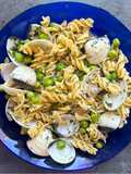 Pasta con almejas y guisantes