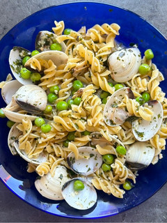 Una foto de Pasta con almejas y guisantes