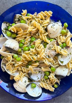 Una foto de Pasta con almejas y guisantes