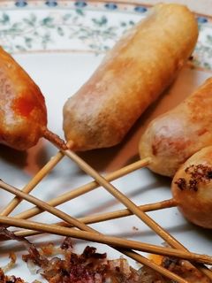Una foto de Corn dog "frankfurts envueltos"