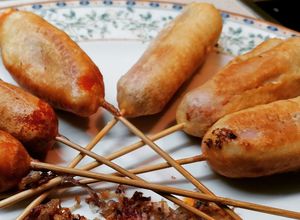 Una foto de Corn dog "frankfurts envueltos"