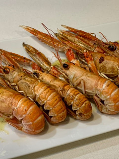 Una foto de Cigalas salteadas al whisky