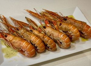 Una foto de Cigalas salteadas al whisky