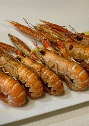Una foto de Cigalas salteadas al whisky