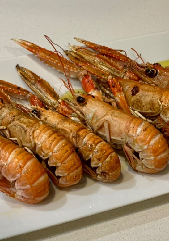 Una foto de Cigalas salteadas al whisky