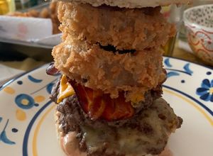 Una foto de Hamburguesa Burger Western Bacon Doble Rodeo King Pablo