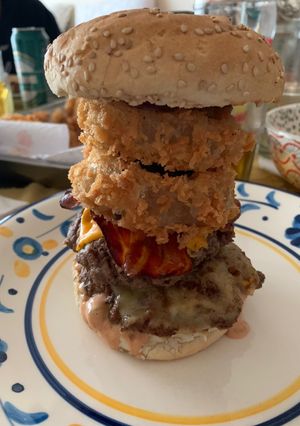Una foto de Hamburguesa Burger Western Bacon Doble Rodeo King Pablo