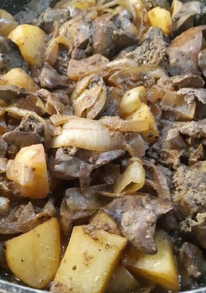 A picture of Liver with onion and potatoes cooked with spices and red wine.