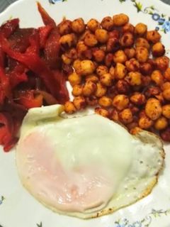 Una foto de Garbanzos salteados con pimiento asado y huevo a la plancha
